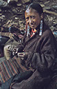 Würfel spielende Tibeterin bei bei Shou